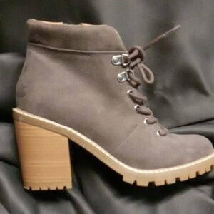 Universal threads healed boots in New condition brown Chelsea ~style healed boot